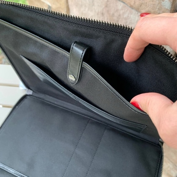 ⛔️SOLD⛔️Authentic Coach signature zip cs/Organizer - Picture 7 of 8